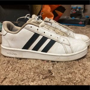 Adidas Tennis shoes size 5 needs shoe strings